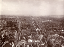 350691 Overzicht van het zuidelijk deel van de binnenstad van Utrecht, vanaf de Domtoren, uit het noorden; links de ...